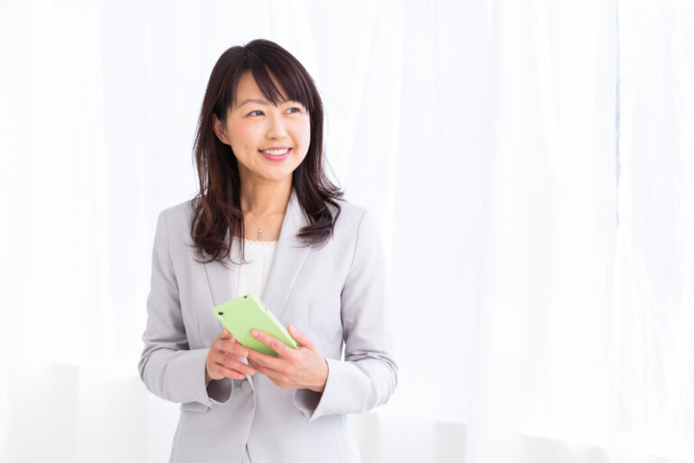 Asian,Middle,Age,Woman,Who,Uses,Smart,Phone